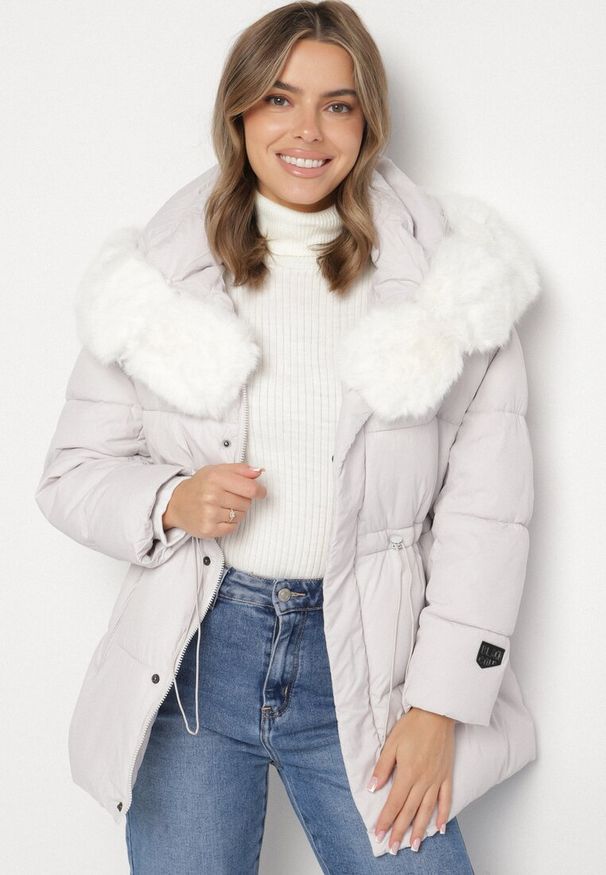 Born2be - Biała Kurtka z Pikowanymi Przeszyciami i Kapturem z Futerkiem Galiadia. Okazja: na spacer, na co dzień. Kolor: biały. Materiał: futro. Styl: casual, klasyczny, sportowy