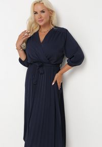 Born2be - Granatowa Plisowana Sukienka Maxi z Kopertowym Dekoltem i Wiązaniem w Talii Lariah. Kolekcja: plus size. Kolor: niebieski. Materiał: materiał. Typ sukienki: kopertowe. Długość: maxi #4