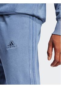 Adidas - adidas Spodnie dresowe ALL SZN 3-Stripes IR5202 Niebieski Regular Fit. Kolor: niebieski. Materiał: bawełna #4