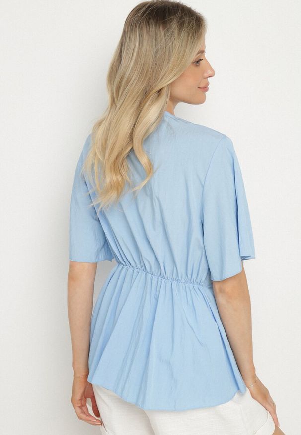 Born2be - Jasnoniebieska Kopertowa Bluzka z Wiskozą Ozdobiona Supłem Tanathria. Okazja: na co dzień. Typ kołnierza: dekolt w serek. Kolor: niebieski. Materiał: wiskoza. Długość rękawa: krótki rękaw. Długość: krótkie. Wzór: aplikacja. Styl: casual