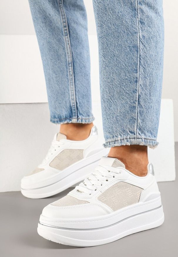 Renee - Białe Sneakersy Streetwearowe na Platformie Ninelis. Okazja: na co dzień. Nosek buta: okrągły. Kolor: biały. Materiał: jeans. Wzór: aplikacja. Obcas: na platformie