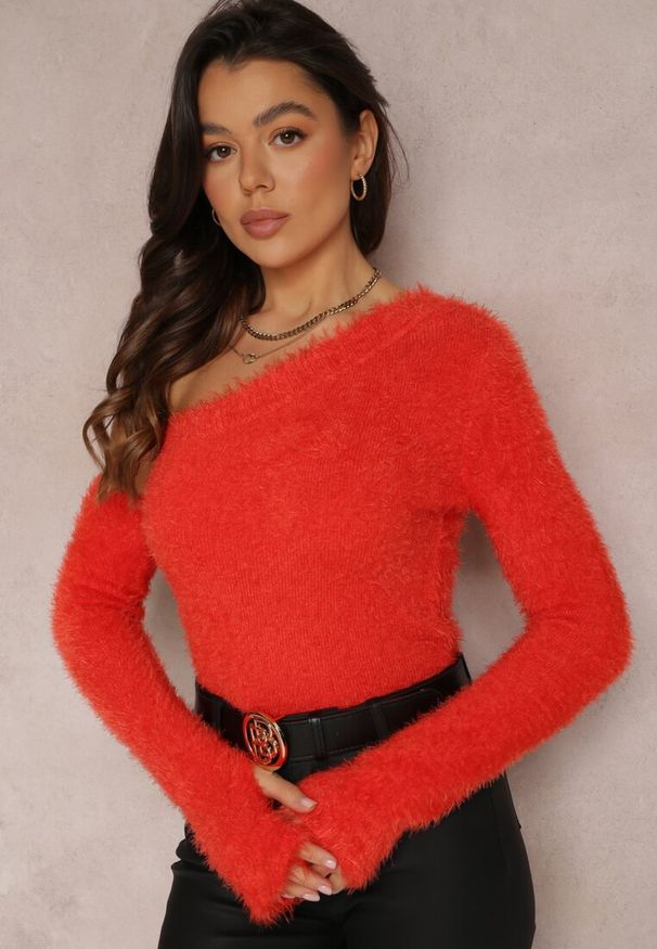 Renee - Czerwony Sweter na Jedno Ramię Pholy. Okazja: na co dzień. Kolor: czerwony. Długość rękawa: długi rękaw. Długość: długie. Styl: elegancki, casual