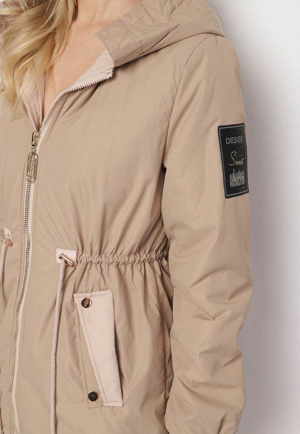 Born2be - Ciemnobeżowa Kurtka Parka z Kapturem i Ściągaczem w Pasie Sizana. Okazja: na spacer, na co dzień. Typ kołnierza: kaptur. Kolor: beżowy. Materiał: jeans. Styl: klasyczny, casual, elegancki