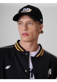 4f - 4F Czapka z daszkiem snapback uniseks 4F x Drift Masters - czarna S/M. Kolor: czarny. Materiał: bawełna, materiał. Wzór: haft. Styl: street, casual, sportowy, elegancki #1