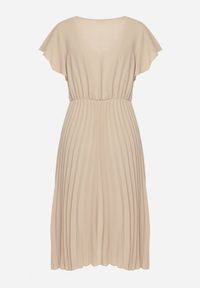 Born2be - Beżowa Sukienka Plisowana o Rozkloszowanym Fasonie i Trójkątnym Dekolcie Rissara. Okazja: na co dzień, na spotkanie biznesowe. Kolor: beżowy. Materiał: skóra, materiał. Długość rękawa: krótki rękaw. Styl: biznesowy, casual, elegancki #6