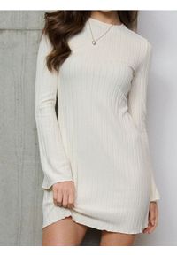 Sinsay - Prążkowana dzianinowa sukienka mini z szerokimi rękawami - kremowy. Kolor: kremowy. Materiał: prążkowany, dzianina. Długość: mini #1