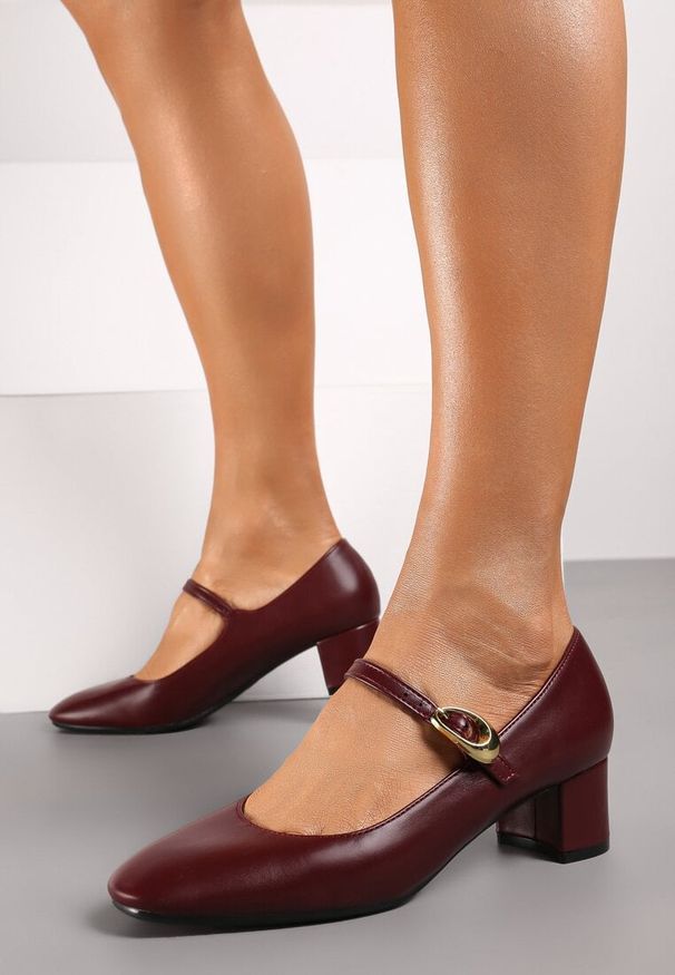 Born2be - Bordowe Eleganckie Czółenka na Słupku z Paseczkiem i Klamerką Daisly. Zapięcie: pasek. Kolor: czerwony. Obcas: na słupku. Styl: elegancki. Wysokość obcasa: średni