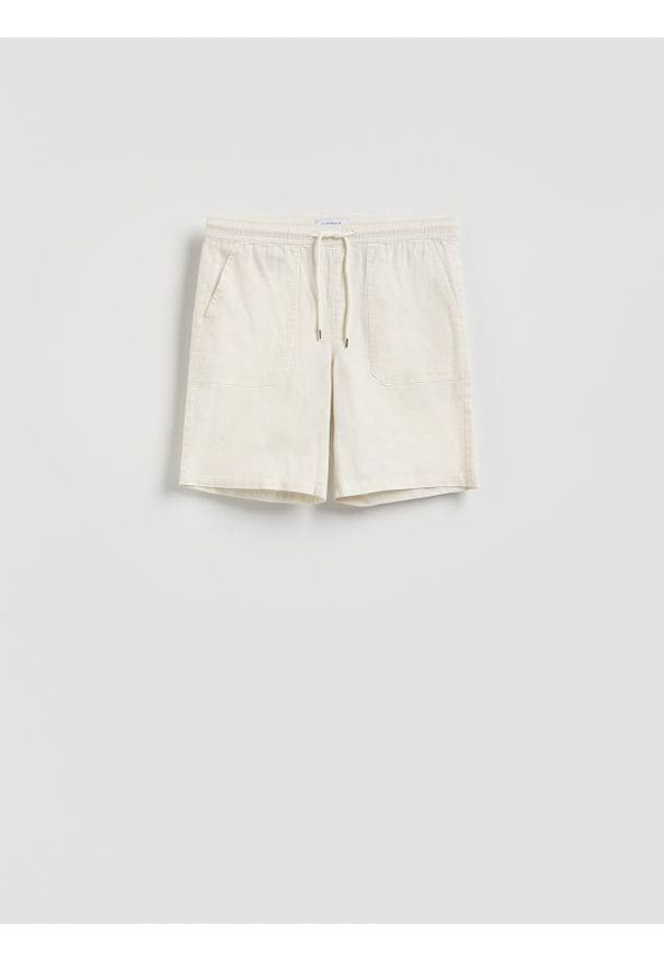 Reserved - Szorty jogger regular fit - złamana biel. Materiał: tkanina, bawełna
