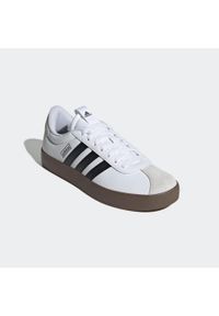 Adidas - Sneakersy męskie ADIDAS VL Court 3.0. Kolor: biały. Materiał: zamsz, kauczuk, syntetyk, skóra. Szerokość cholewki: normalna. Sport: turystyka piesza