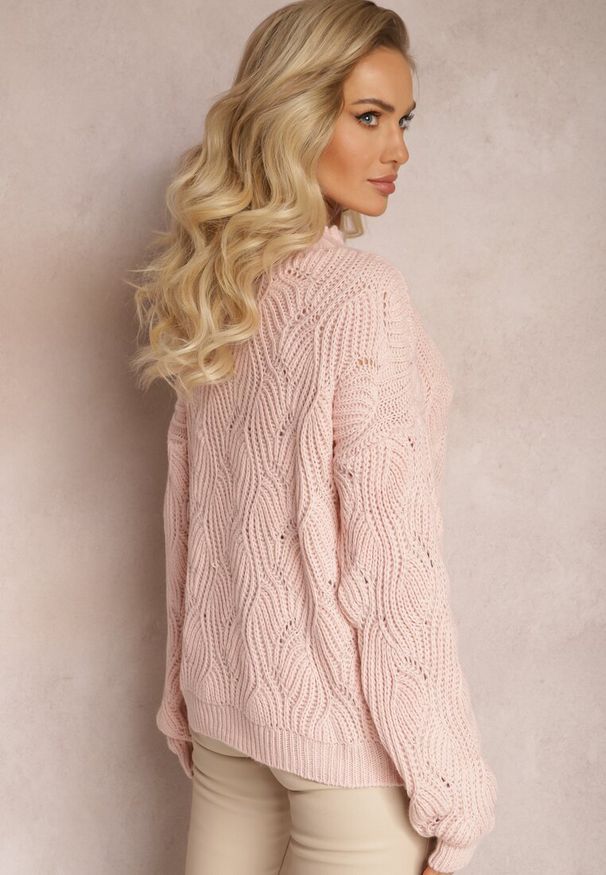Renee - Różowy Sweter Oversize z Ozdobnym Splotem Boeda. Kolor: różowy. Wzór: ze splotem