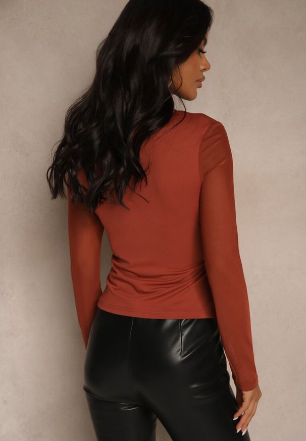 Renee - Brązowa Bluzka Golf Vices z Przezroczystymi Rękawami Kariale. Okazja: na co dzień. Typ kołnierza: golf. Kolor: brązowy. Materiał: jeans. Styl: casual, elegancki