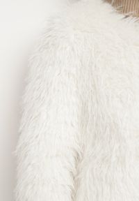 Born2be - Jasnobeżowa Kurtka Futerko na Metalowe Zaczepy Esaliren. Okazja: na co dzień. Kolor: beżowy. Materiał: futro. Styl: klasyczny, casual, elegancki #4