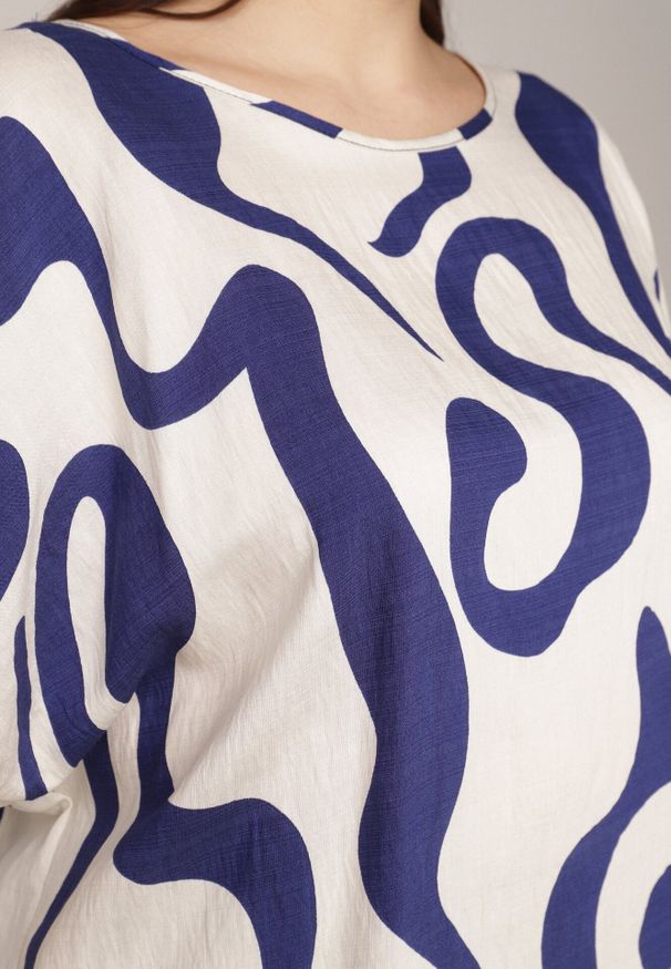 Born2be - Niebieska Wiskozowa Bluzka Oversize z Krótkim Rękawem w Abstrakcyjny Wzór Ginedina. Okazja: do pracy, na co dzień, na spotkanie biznesowe. Kolor: niebieski. Materiał: wiskoza. Długość rękawa: krótki rękaw. Długość: krótkie. Styl: elegancki, biznesowy, casual