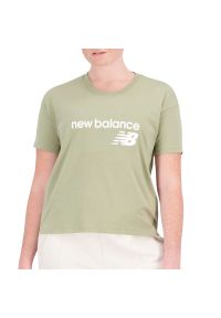 Koszulka New Balance WT03805OLF - zielona. Kolor: zielony. Materiał: tkanina, bawełna. Długość rękawa: krótki rękaw. Długość: krótkie. Wzór: napisy