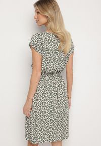 Born2be - Zielona Sukienka z Gumką w Talii w Drobne Kwiatki Tosivia. Okazja: na co dzień. Kolor: zielony. Wzór: kwiaty. Sezon: lato, wiosna. Styl: elegancki, casual #7