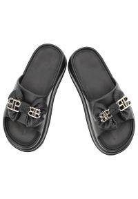 Czarne Klapki Filippo Modne Obuwie Damskie Na Platformie. Okazja: na co dzień. Kolor: czarny. Wzór: aplikacja. Obcas: na platformie. Styl: klasyczny, casual, elegancki #7