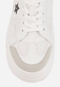 Renee - Biało-Czarne Sneakersy Vices na Platformie z Gwiazdką Fenarra. Okazja: na co dzień. Kolor: biały. Materiał: skóra, jeans. Obcas: na platformie #6