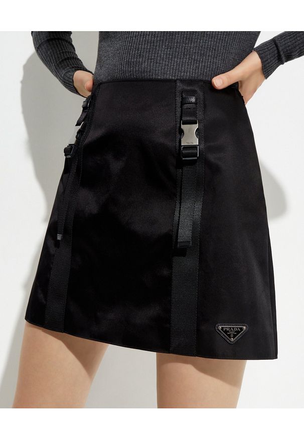 prada - PRADA - Czarna spódnica mini ze sprzączkami. Stan: podwyższony. Kolor: czarny. Materiał: tkanina