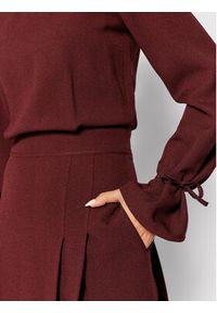 Victoria Victoria Beckham Sukienka codzienna 2321WDR002967A Bordowy Regular Fit. Okazja: na co dzień. Kolor: czerwony. Materiał: syntetyk. Typ sukienki: proste. Styl: casual #5