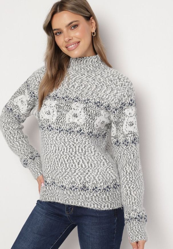 Born2be - Ciemnoszary Sweter z Wełną w Misiowy Wzór ze Ściągaczami Dorizelle. Okazja: na co dzień. Kolor: szary. Materiał: wełna. Styl: klasyczny, casual