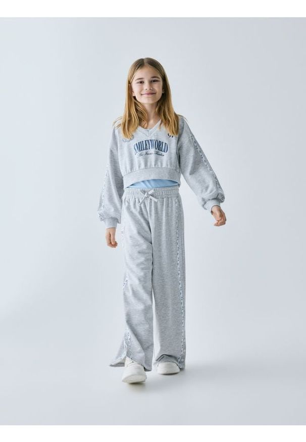 Reserved - Spodnie dresowe SmileyWorld® - jasnoszary. Kolor: szary. Materiał: dresówka