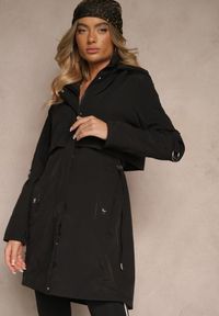 Renee - Czarna Kurtka Parka z Kapturem i Regulowanymi Troczkami Isalene. Okazja: na co dzień. Typ kołnierza: kaptur. Kolor: czarny. Materiał: jeans. Styl: elegancki, casual
