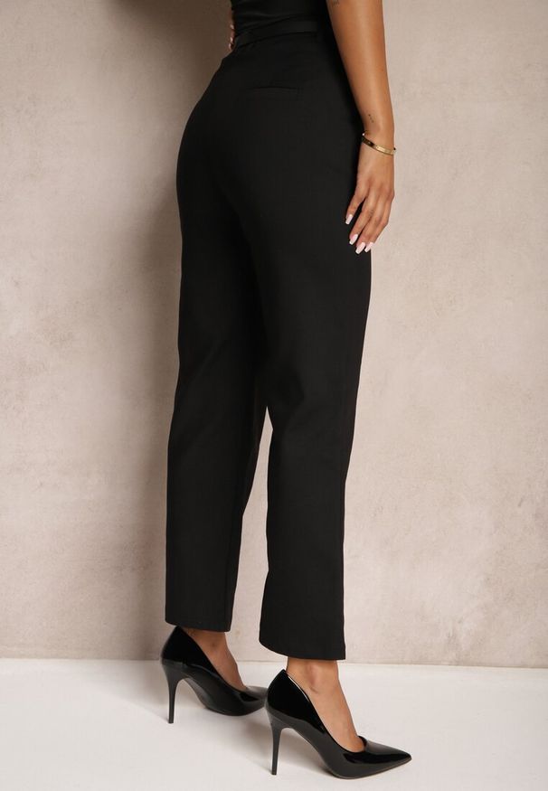 Renee - Czarne Spodnie z Dodatkiem Bawełny o Klasycznym Kroju z Paskiem Lilatria. Okazja: na co dzień. Kolor: czarny. Materiał: bawełna. Styl: klasyczny