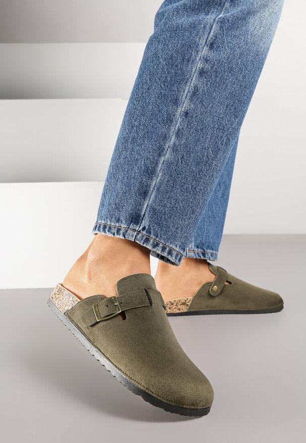 Renee - Zielone Klapki Typu Chodaki z Ekozamszu Zdobione Sprzączką Amustana. Okazja: na co dzień. Kolor: zielony. Materiał: jeans. Wzór: aplikacja. Styl: casual, elegancki