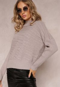 Renee - Ciemnobeżowy Asymetryczny Sweter z Wełną Ozdobiony Tłoczeniem Aurorrsa. Kolor: beżowy. Materiał: wełna. Wzór: aplikacja #2