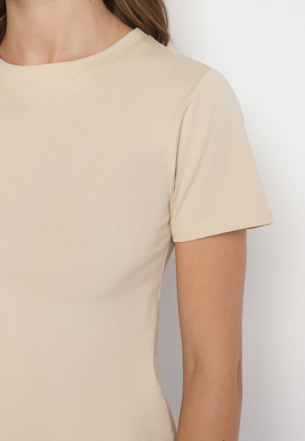 Born2be - Beżowy Klasyczny T-shirt z Bawełny Lorali. Okazja: na co dzień, na spacer. Kolor: beżowy. Materiał: bawełna. Wzór: gładki. Styl: klasyczny