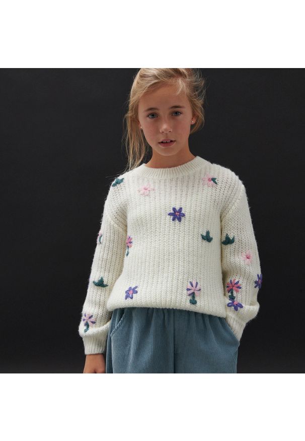 Reserved - Sweter w kwiaty - Kremowy. Kolor: kremowy. Wzór: kwiaty
