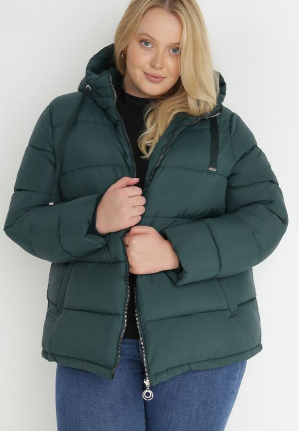 Born2be - Ciemnozielona Kurtka z Kapturem Pikowana Bauwens. Okazja: na co dzień. Typ kołnierza: kaptur. Kolekcja: plus size. Kolor: zielony. Długość: długie. Wzór: aplikacja. Materiał: jeans, materiał, futro. Długość rękawa: długi rękaw. Sezon: zima, jesień. Styl: casual