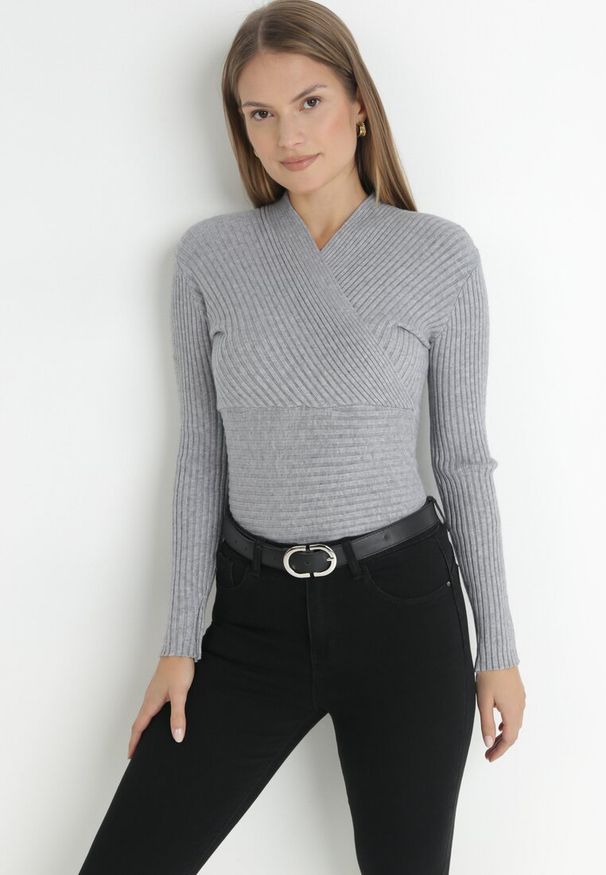 Born2be - Szary Sweter Kopertowy z Prążkowanej Dzianiny Zaki. Okazja: na co dzień. Kolor: szary. Materiał: dzianina, prążkowany. Długość rękawa: długi rękaw. Długość: długie. Styl: casual, elegancki, rockowy