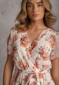 Renee - Różowa Kopertowa Sukienka z Wiązaniem w Talii Zdobiona Brokatem Plumse. Okazja: na randkę. Kolor: różowy. Wzór: aplikacja. Sezon: lato. Typ sukienki: kopertowe. Styl: glamour #4