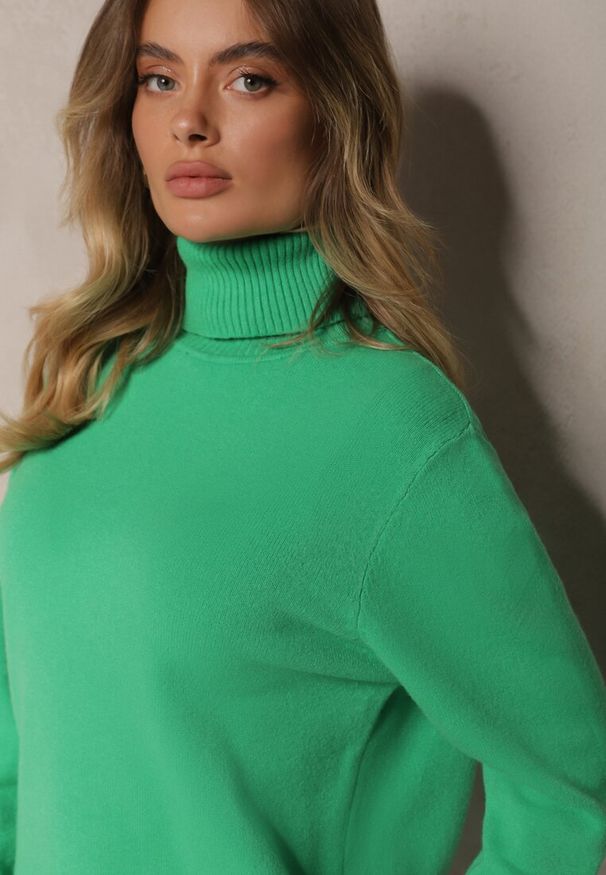 Renee - Zielony Pudełkowy Golf z Wiskozą Ozdobiony Guzikami przy Rękawach Tiarose. Okazja: na co dzień. Typ kołnierza: golf. Kolor: zielony. Materiał: wiskoza. Wzór: aplikacja. Styl: elegancki, casual