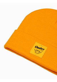 Ombre Clothing - Czapka męska z naszywką - żółta V13 H103 - uniwersalny. Kolor: żółty. Materiał: akryl, prążkowany, dzianina. Wzór: aplikacja