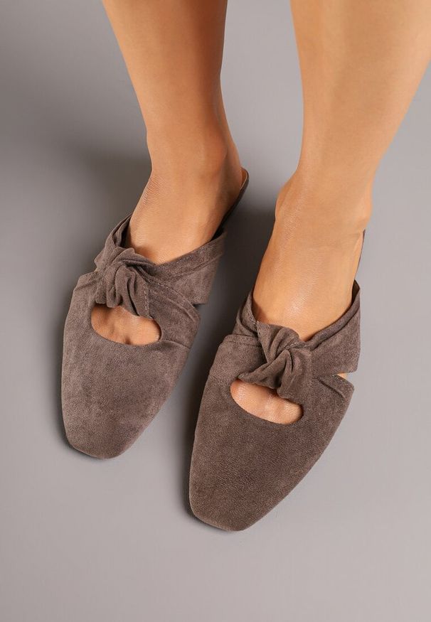 Born2be - Brązowe Klapki Mule Vices Zdobione Supłem Lavisse. Okazja: na co dzień, na spotkanie biznesowe, do pracy. Kolor: brązowy. Materiał: jeans. Wzór: aplikacja. Obcas: na płaskiej podeszwie. Styl: klasyczny, elegancki, biznesowy, casual
