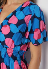 Born2be - Granatowo-Różowa Kopertowa Taliowana Sukienka z Bawełny w Geometryczny Wzór z Gumką w Pasie Enelsea. Kolor: niebieski. Materiał: bawełna. Wzór: geometria. Sezon: lato. Typ sukienki: kopertowe #2
