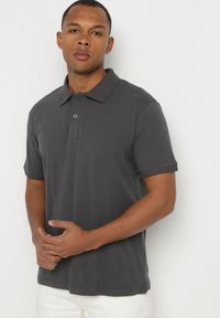 Born2be - Ciemnoszara Bawełniana Koszulka Polo z Guzikami Uxariassa. Typ kołnierza: polo. Kolor: szary. Materiał: bawełna #1