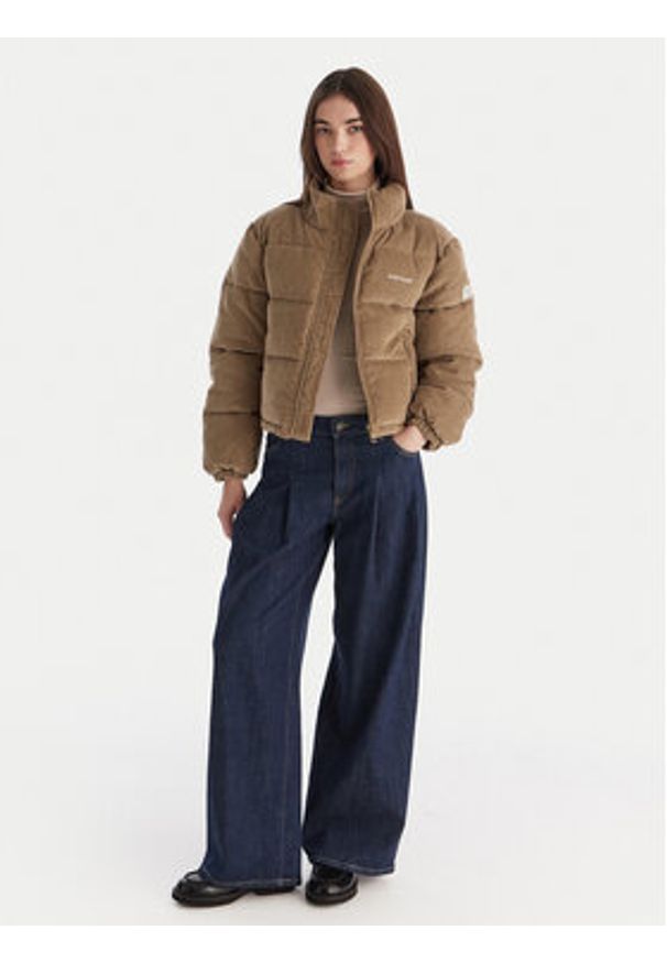 Guess Jeans Kurtka zimowa W5BL17 W2061 Beżowy Regular Fit. Kolor: beżowy. Materiał: bawełna. Sezon: zima