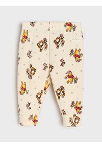 Sinsay - Spodnie z polarem w środku ze świątecznym motywem Winnie the Pooh - kremowy. Kolor: kremowy. Materiał: polar. Styl: wizytowy
