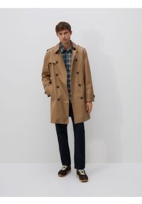 Reserved - Klasyczny trencz z paskiem - brązowy. Kolor: brązowy. Materiał: tkanina #1