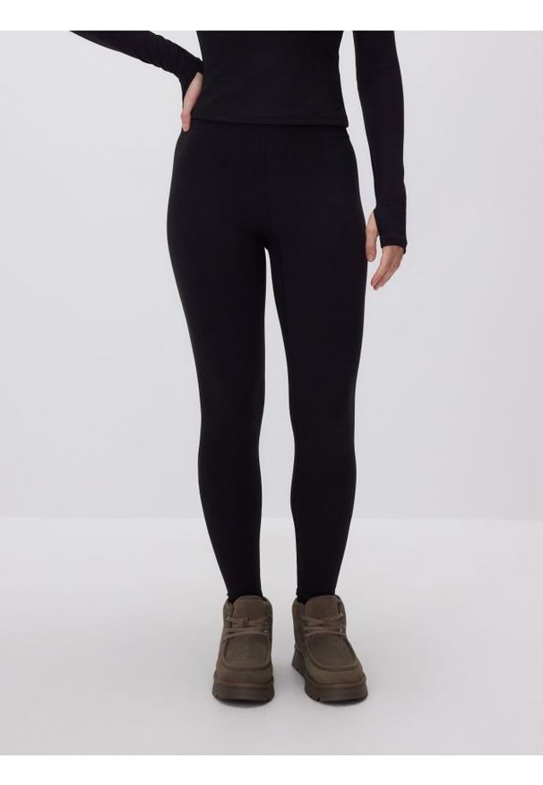 Reserved - Gładkie legginsy - czarny. Kolor: czarny. Materiał: dzianina. Wzór: gładki