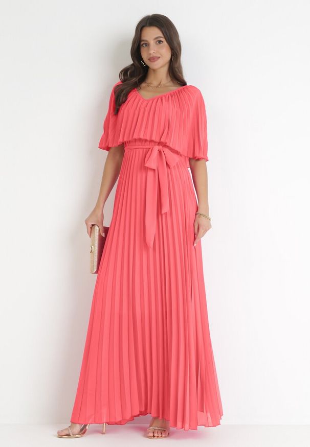 Born2be - Różowa Sukienka Plisowana z Szeroką Falbaną Przy Dekolcie Dinara. Kolor: różowy. Styl: wizytowy. Długość: maxi