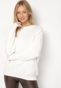 Born2be - Biały Gładki Sweter z Rękawami Typu Nietoperz Ralanevia. Okazja: do pracy, na co dzień. Kolor: biały. Wzór: gładki. Styl: casual #2