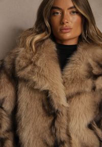 Renee - Beżowa Kurtka Futerko z Ozdobnym Kołnierzem Fitene. Okazja: na co dzień. Kolor: beżowy. Materiał: futro. Styl: klasyczny, casual, elegancki #4