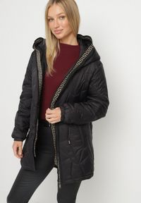 Born2be - Czarna Pikowana Kurtka z Kapturem i Ściągaczami w Talii Tiobelle. Okazja: na spacer. Typ kołnierza: kaptur. Kolor: czarny. Materiał: jeans, skóra, poliester. Styl: klasyczny, sportowy #2