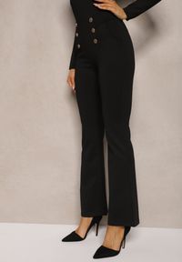 Renee - Czarne Spodnie o Kroju Dzwonów High Waist z Guzikami Tamindra. Okazja: na co dzień. Stan: podwyższony. Kolor: czarny. Styl: casual, retro, elegancki #4