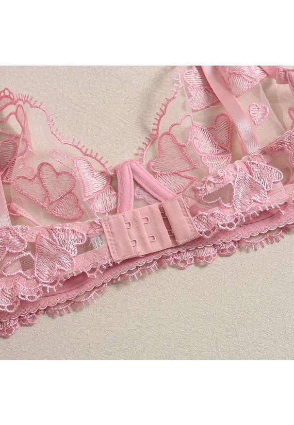 Intica - Komplet bielizny koronkowej z haftem na romantyczne wieczory Cristen. Kolor: fioletowy. Materiał: koronka. Wzór: haft