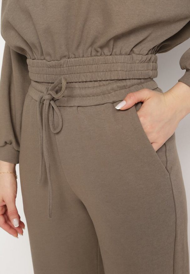 Born2be - Ciemnozielony Komplet Bawełniany Spodnie Szerokie ze Sznurkiem w Pasie i Bluza ze Ściągaczami Urionne. Kolor: zielony. Materiał: bawełna